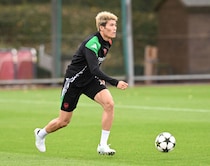 「20年間、日本代表を牽引すると称賛されたDFはどこへ行ったのか」「ファンは涙」欧州名門退団の“アジア最強DF”の現状に海外メディアが驚き「一人でトレーニングを続けている」