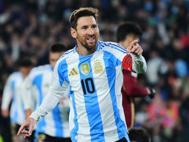 「オーラが漂う」「強そう」アルゼンチンのW杯“本大会用ユニホーム”が好評! 3度の優勝から着想を得たデザインに反響続々「かっこよすぎだろ」