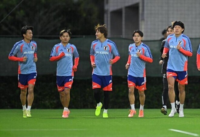 「ナイストラップ」久保建英が19歳MFに声掛け、ムードメーカー長友不在のチームで“声”でも存在感【日本代表】