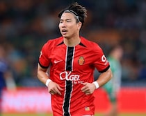 「年々カッコ良さがましてます」浅野拓磨が“レベル31”を報告。最新ショットに「髪色最高です」の声。前田大然も反応「What hair！」