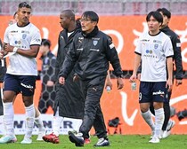 フミさん、ありがとう。横浜FCが三浦文丈監督の契約満了を発表。残り２試合も全力で戦う「最後まで責務を全うします」