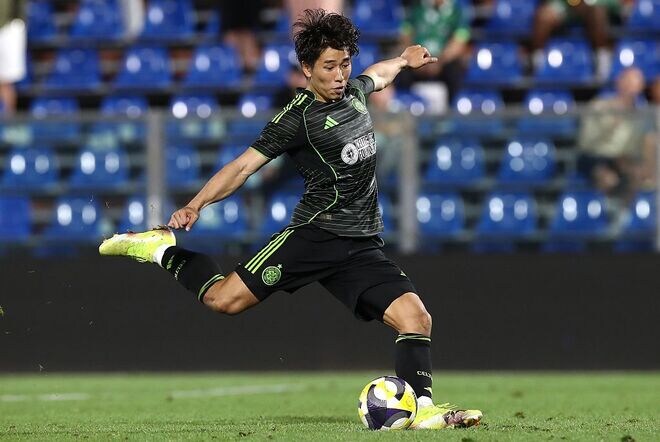 「スキャンダル」「恥ずべきだ」欧州名門が“ほぼ出番なし”の日本人FWをBチームで起用し物議!「世界の反対側まで飛んできて…」