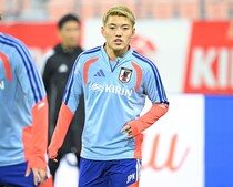 「『長友さんの穴を埋める』みたいな考えはいらない」39歳のムードメーカーが不在。日本代表10番が示した“覚悟”「依存してはいけない」