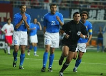 「どうして優勝できなかったんだ…」“因縁”の韓国に敗れてまさかの16強敗退――元イタリア代表が02年W杯を回想「このバカを見ろよ、どうしてパスを出さなかった？」