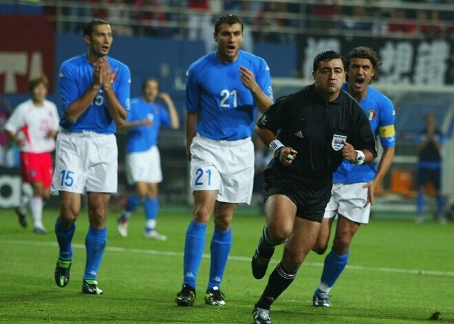 「どうして優勝できなかったんだ…」“因縁”の韓国に敗れてまさかの16強敗退――元イタリア代表が02年W杯を回想「このバカを見ろよ、どうしてパスを出さなかった？」
