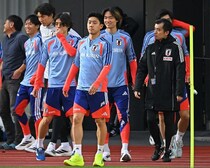 「スタメンじゃなくてびっくり」「外れるの珍しい」代表復帰の遠藤航はガーナ戦でベンチスタート「勝ってたら後半CB試して欲しい」などの声