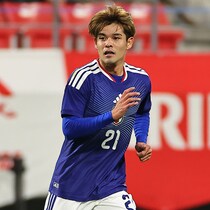 ”セメニョを弾き飛ばしたタックル”は圧巻。すでに不可欠な戦力の佐野海舟はW杯でボランチの一角を担うか【日本代表】