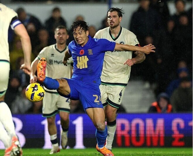 「命を吹き込んでくれた」右SBへの“コンバート”が大当たり!イングランドで輝く27歳日本人を指揮官が絶賛!「良い模範」「相手は止めるのに苦労している」