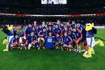 史上初の日本代表100試合指揮に選手たちがサプライズ。花束と記念ユニホームを贈られた森保一監督は感謝「非常に嬉しい気持ちで終えることができた」