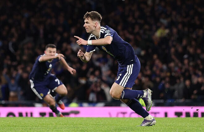 「あの子でしょ」「エモすぎる」“元日本代表10番”からスパイクをもらった少年が母国を28年ぶりW杯出場に導く劇的ゴラッソ！SNSで話題に「胸が熱くなります」