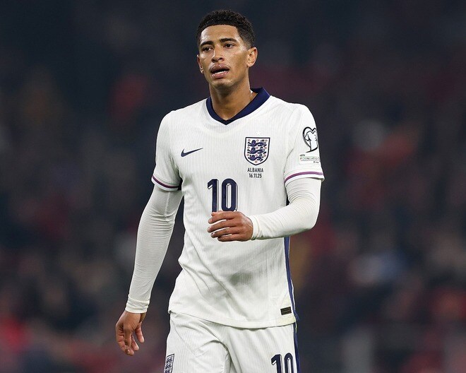 イングランドの“10番争い”に複数メディアが注目。ベリンガムかロジャーズか。指揮官は「君たち２人はライバルだ」と発破をかける【現地発】