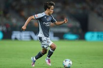 「大打撃だ」日本人MFの“残留宣言”にプレミア強豪の地元メディアは嘆き「完璧に条件を満たす存在だった」