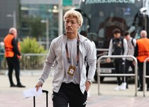 「ついに移籍するかも」「強い関心」日本人エースが欧州名門を電撃退団→イングランド行きか！OBは「望まないなら去るべき」「ビッグな選手だが…」