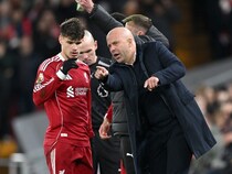 「スロットは無能だ」「チームはもう機能しなくなった」リバプールが２戦連続０－３完敗、早くもプレミア６敗目で指揮官に批判殺到！ 遠藤航の出番なしにも不満「何の恨みがあるんだ」「理解不能」