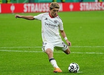 「キレッキレすぎる」「手がつけられない」日本代表10番の縦突破→絶妙アシストに絶賛の声！「DF一人で止められる訳がない」