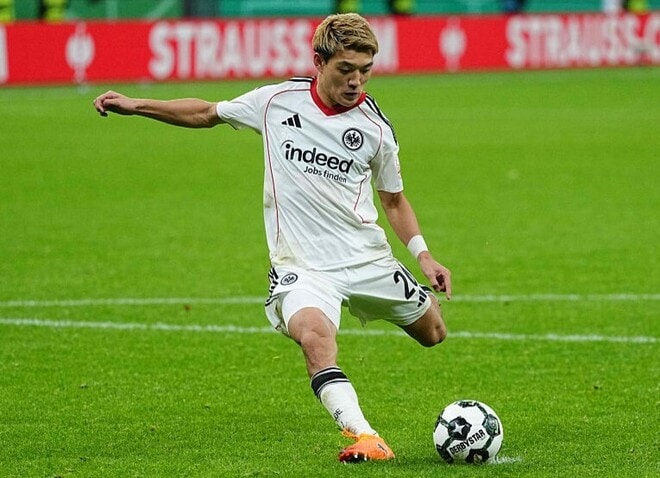 「キレッキレすぎる」「手がつけられない」日本代表10番の縦突破→絶妙アシストに絶賛の声！「DF一人で止められる訳がない」