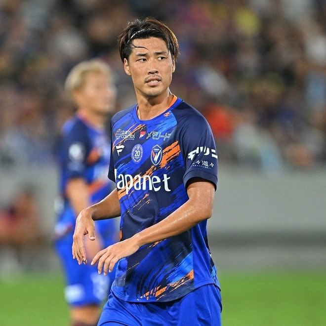 頂上決戦でホーム長崎が先制！ ゴール前の混戦、DF新井一耀が鮮やかなボレーシュートをぶち込む！