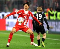 「彼は輝いている。我々の重要な柱となる」バイエルン幹部が帰ってきた日本代表DFに太鼓判！度重なる骨折…「問題はもう終わった」