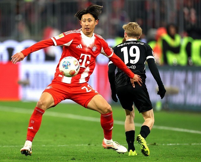 「彼は輝いている。我々の重要な柱となる」バイエルン幹部が帰ってきた日本代表DFに太鼓判！度重なる骨折…「問題はもう終わった」