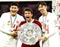 負傷時も８か月ぶり復帰の今回も――世界屈指のレジェンドが日本代表DFへ即メッセージ。ニャブリらバイエルン同僚も続々「He’s baaaaack」