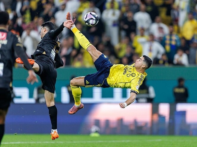 「これほど美しいゴールがあるか」「まさに神だ」C・ロナウドの“衝撃バイシクル弾”に世界が驚愕！「40歳でこれを決めるなんて狂っている」