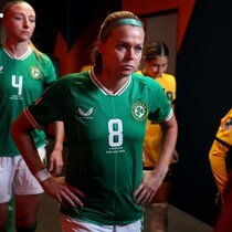 首に腕を回してぶっ倒す！ 英女子リーグ杯で「WWE風」なファイトにファン唖然「思っていたよりひどい」「衝撃的」