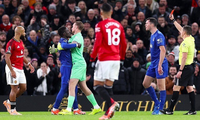 味方を殴って退場の36歳エバートンMFが謝罪。モイーズ監督は「選手たちが言い争うのは結構好きだ」と発言。なぜ?