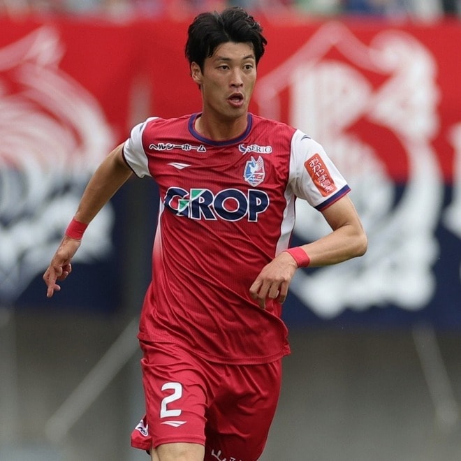 家族とチームを守れる漢に! J1初参戦クラブで残留に尽力した27歳DFが入籍「人としてとても尊敬できる妻」と共に歩む