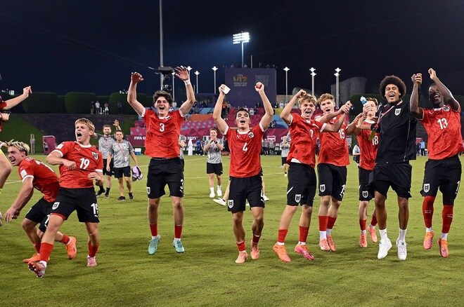 「このチームは天才なのか」「歴史的偉業だ」日本を倒した“伏兵”の快進撃が止まらない!準決勝で強豪イタリアを撃破、初の決勝進出に世界が驚嘆!「とんでもなく強い」「クレイジーだ」【U-17W杯】