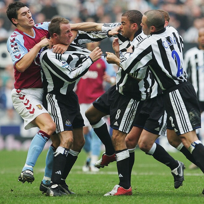 「平手打ち退場劇」で甦る“ダイアーvsボウヤーの大喧嘩”。チームメイト同士とは思えない衝撃の殴り合いにスタジアム騒然