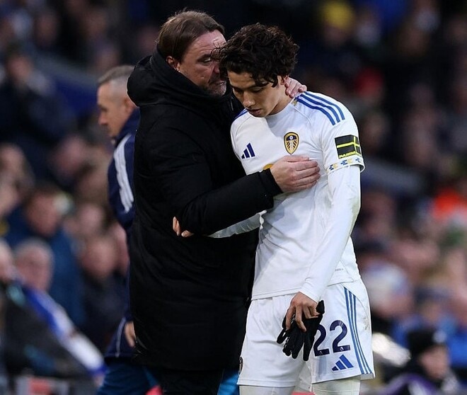 「解雇に値する行為だ」本人も憮然…躍動していた日本代表MFの“途中出場・途中交代”に現地ファンの怒りは収まらず！指揮官の解任論まで浮上「理解不能」「下げた瞬間、信頼を失った」