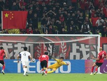 「いやいやいや」「倒れたもん勝ち」広島の失点に繋がったPK判定に林陵平が抗議！「これでファウルを取られたら守備できない」【ACLE】