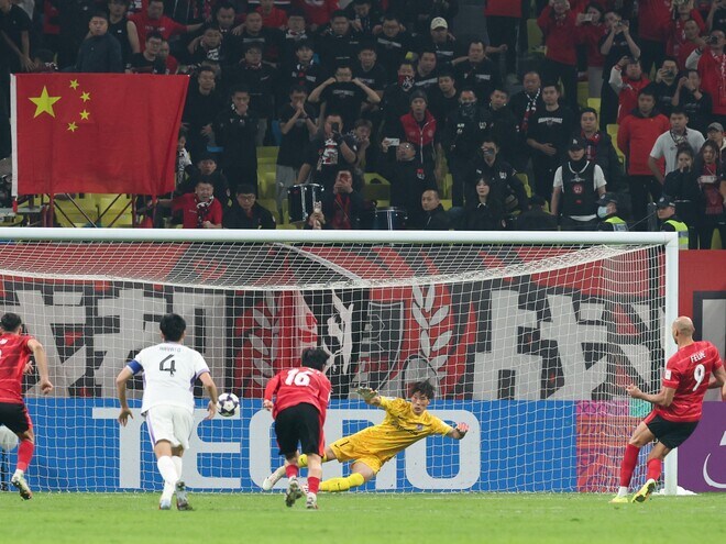 「いやいやいや」「倒れたもん勝ち」広島の失点に繋がったPK判定に林陵平が抗議！「これでファウルを取られたら守備できない」【ACLE】