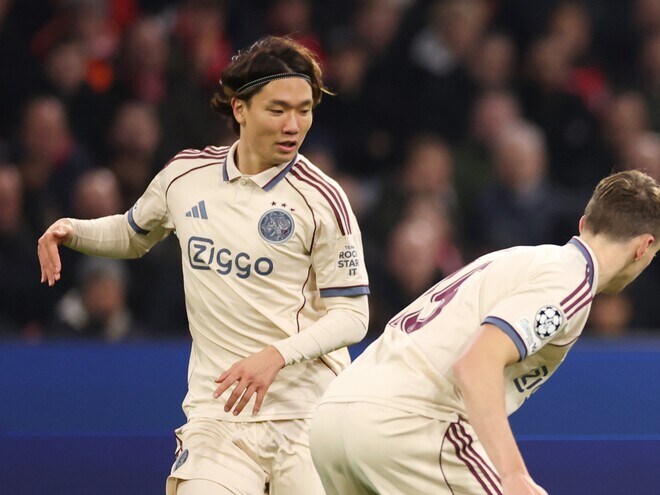 アヤックス暫定指揮官が板倉滉のアンカー起用を説明!「コントロールを維持し、連係を取れる選手を求めている」