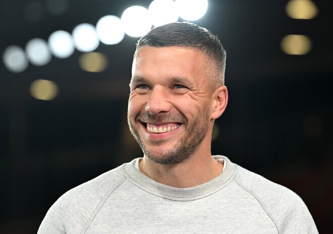 引退時期は？ もう１人のEURO2004現役戦士は誰？ 40歳ポドルスキがズバリ回答！ 古巣のバイエルン＆アーセナル、どっちを応援？「もちろん…」