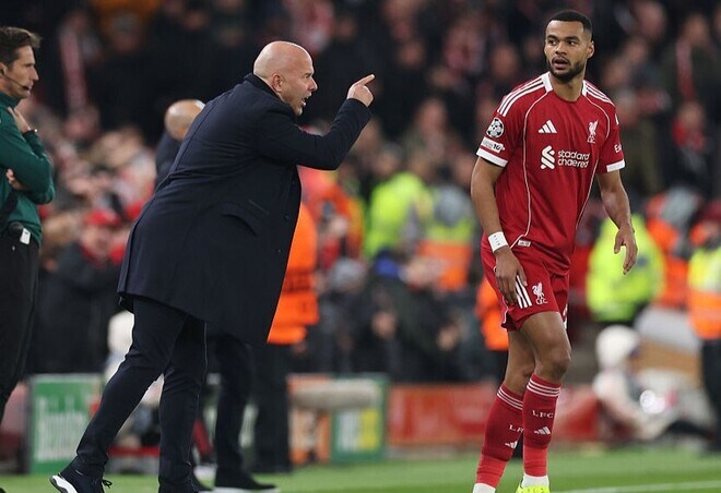 「スロットよ、もう出て行け」「手遅れになる前に解任しろ」泥沼のリバプールが蘭王者に衝撃の１－４惨敗…まさかの12戦９敗で公式SNSは大荒れ「ピッチに立っていたのはソボスライだけ」「守備がひどすぎる」