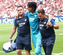 ブンデスデビュー戦で大怪我を負った日本代表DFはW杯に間に合う？ 本人がズバリ回答。意外な取り組みに内田篤人が興味津々！不朽の名曲をリクエスト