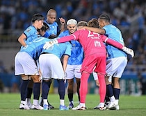 ラスト２試合のテーマは「感謝」と「未来」。指揮官の決意に27歳守護神も呼応「“まだこいつら死んでねーぞ”って」【横浜FC】