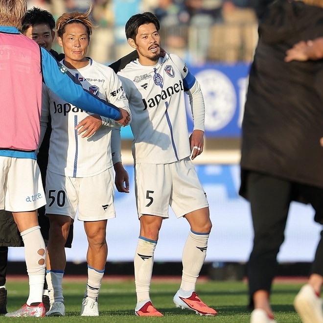 「簡単なシーズンではなかった」キャプテン山口蛍が実感。力強く戦い抜き、8年ぶりの歓喜「次はJ1で長崎旋風を巻き起こしたい」