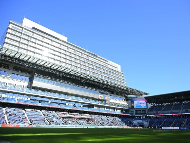 「こんなスタジアムは見たことがない」「雰囲気が素晴らしい」代表戦初開催の長崎新スタに海外ファンは感激! 自国との比較も「とてもユニーク」