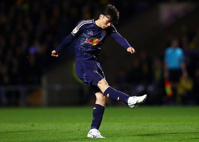 「監督に気分を害されたが…」前節に屈辱の途中出場・途中交代も…マンC戦で奮闘した日本代表MFに現地メディアが賛辞「悲しみを引きずっている兆候を見せなかった」