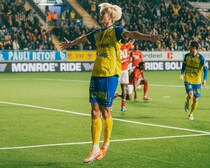 「最高の一言ですね」STVV後藤啓介が値千金の決勝ヘッド弾。狙い通りのフィニッシュ「絶対来ると信じて待っていた」