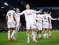 「スゲェのきたー！」「目が覚めるミドル」世界王者を沈める！日本代表MFの衝撃ゴラッソにSNS騒然！「まじ神弾！」「すんごいゴール決めてるじゃん！」