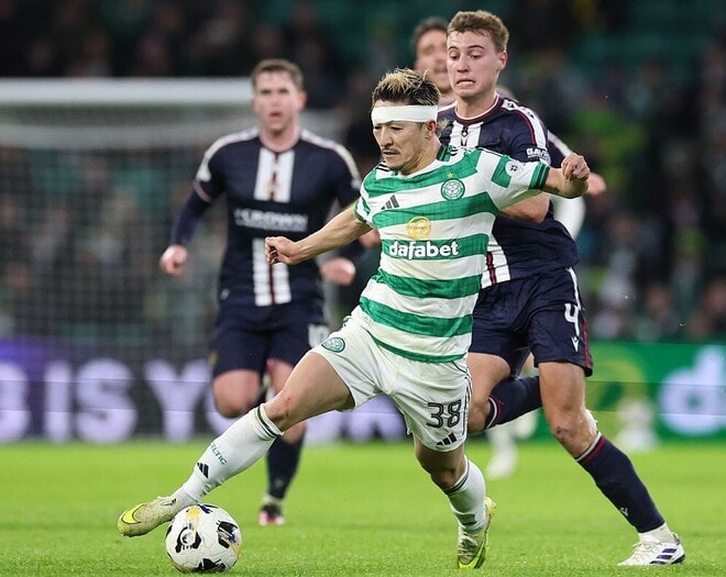 「間違いなくピッチに戻るべきではない」渾身ヘッド弾後に頭部を負傷した日本代表FW、プレーを続行させた判断にファンから苦言「下げろ。常識じゃないか」