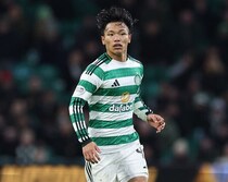 「見てくれ」「ファンタスティックなパスだ」不振から脱却の日本人MFにレジェンドが驚嘆！日本代表FWが決めた決勝弾を演出！地元メディアは「スケープゴートにされていたが…」