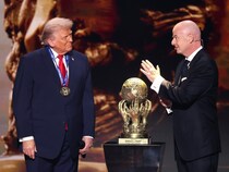 「なんでメダルかけてるんだよ」北中米W杯の抽選会にアメリカのトランプ大統領が登場！ 新設の“FIFA平和賞”を受賞、Xではトレンド入り「なんか優勝したの？」