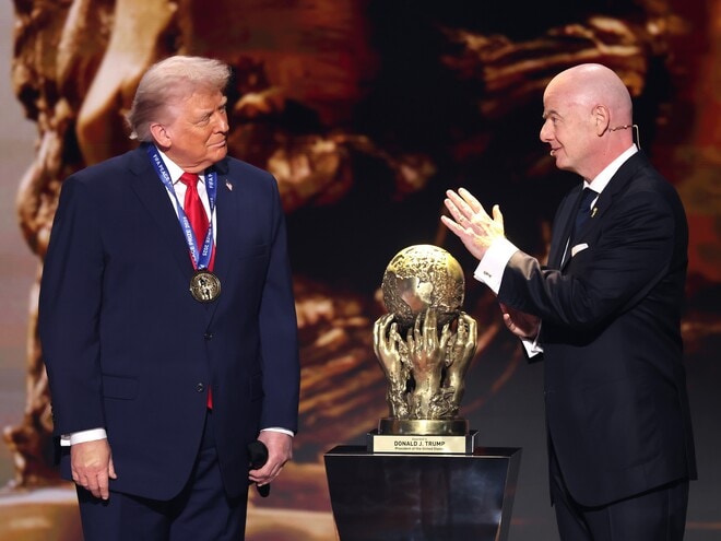「なんでメダルかけてるんだよ」北中米W杯の抽選会にアメリカのトランプ大統領が登場！ 新設の“FIFA平和賞”を受賞、Xではトレンド入り「なんか優勝したの？」