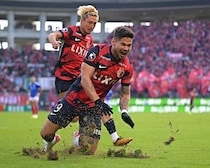 レオ・セアラの“膝スラ”「盛大にミスって痛そう」。価値ある先制弾→歓喜のパフォに「入射角エグすぎ」「怪我しなくてよかった」など脚光【鹿島】