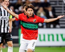 決勝弾の20歳日本人ストライカーを指揮官が称賛「素晴らしい才能の持ち主」。同僚の日本代表FWとの関係は？「互いに切磋琢磨している」