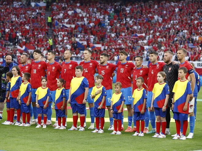 「色合いが良い」「統一感を感じる」５大会ぶりのW杯出場を目ざすチェコ、新ユニホームに反響！「本大会でも披露するべき」